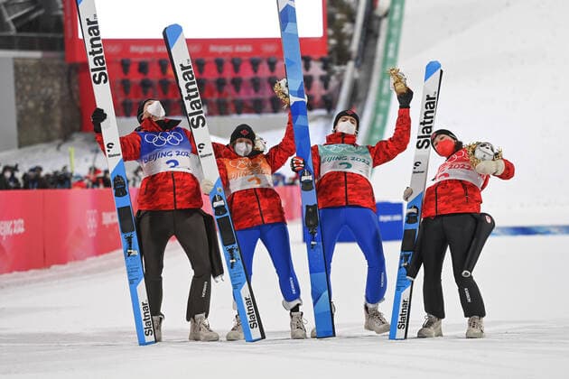 (220207) -- ZHANGJIAKOU, Feb. 7, 2022 -- Bronze medalists of Team Canada celebrate during the flower ceremony after Ski jumping, Skispringen, Ski, nordisch Mixed Team Final Round at the National Ski Jumping Centre in Zhangjiakou, north China s Hebei Province, Feb. 7, 2022. ) (BEIJING2022) CHINA-ZHANGJIAKOU-OLYMPIC Winter games, Winterspiele,Spiele, Summer games SKI JUMPING-MIXED TEAM(CN) JiangxKehong