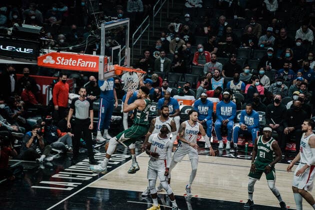 06.02.2022, USA, Los Angeles, crypto.com Arena, Basketball Herren, NBA, Basketball Herren, USA Saison 2021 2022, Los Angeles Clippers - Milwaukee Bucks Giannis Antetokounmpo (Bucks, li.), Dunk
