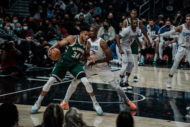06.02.2022, USA, Los Angeles, crypto.com Arena, Basketball Herren, NBA, Basketball Herren, USA Saison 2021 2022, Los Angeles Clippers - Milwaukee Bucks Giannis Antetokounmpo (Bucks, li.) gegen Serge Ibaka (Clippers, re.)