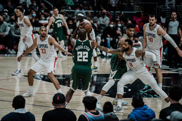 06.02.2022, USA, Los Angeles, crypto.com Arena, Basketball Herren, NBA, Basketball Herren, USA Saison 2021 2022, Los Angeles Clippers - Milwaukee Bucks Khris Middleton (Bucks, mi.), Dreier