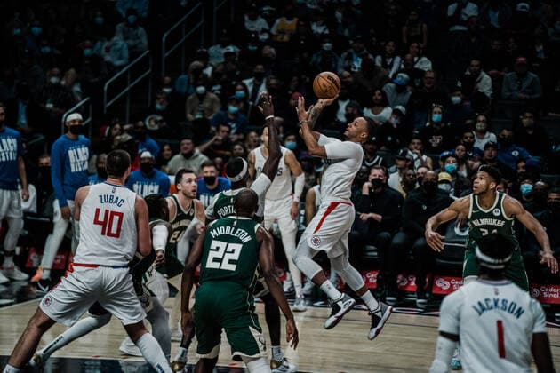06.02.2022, USA, Los Angeles, crypto.com Arena, Basketball Herren, NBA, Basketball Herren, USA Saison 2021 2022, Los Angeles Clippers - Milwaukee Bucks Norman Powell (Clippers, mi) gegen Bobby Portis (Bucks, mi.)