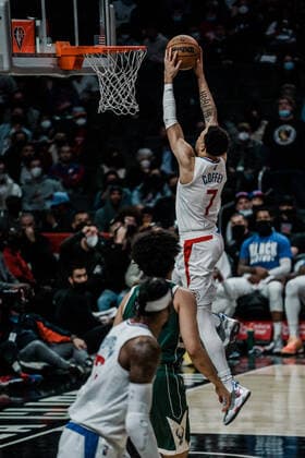 06.02.2022, USA, Los Angeles, crypto.com Arena, Basketball Herren, NBA, Basketball Herren, USA Saison 2021 2022, Los Angeles Clippers - Milwaukee Bucks Amir Coffey (Clippers, mi.), Dunk
