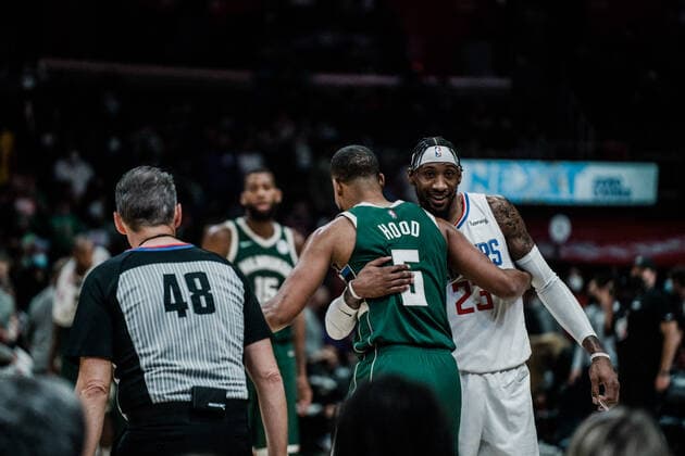 06.02.2022, USA, Los Angeles, crypto.com Arena, Basketball Herren, NBA, Basketball Herren, USA Saison 2021 2022, Los Angeles Clippers - Milwaukee Bucks Robert Covington (Clippers, re.), Rodney Hood (Bucks, li.)