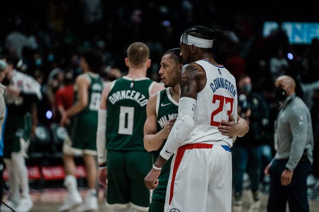 06.02.2022, USA, Los Angeles, crypto.com Arena, Basketball Herren, NBA, Basketball Herren, USA Saison 2021 2022, Los Angeles Clippers - Milwaukee Bucks Robert Covington (Clippers, re.), Lindell Wiginton (Bucks, li.)