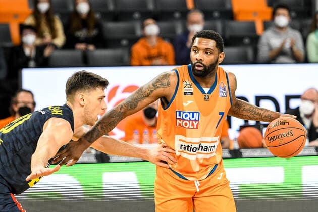 GER, BBL, ratiopharm ulm vs EWE Baskets Oldenburg 07.02.2022, ratiopharm arena, Neu-Ulm, GER, BBL, ratiopharm ulm vs EWE Baskets Oldenburg, im Bild Michal Michalak (Oldenburg, 20), Sindarius Thornwell (Ulm, 7)