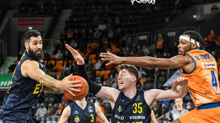 GER, BBL, ratiopharm ulm vs EWE Baskets Oldenburg 07.02.2022, ratiopharm arena, Neu-Ulm, GER, BBL, ratiopharm ulm vs EWE Baskets Oldenburg, im Bild Martin Breunig (Oldenburg, 12), Alen Pjanic (Oldenburg, 35), Jaron Blossomgame (Ulm, 4)