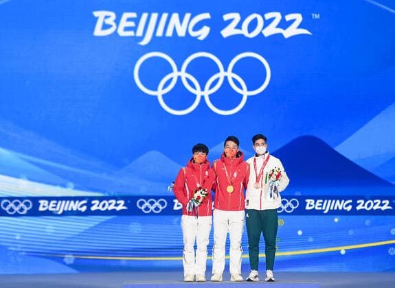 (220208) -- BEIJING, Feb. 8, 2022 -- Gold medalist Ren Ziwei (C) of China, silver medalist Li Wenlong (L) of China and bronze medalist Shaoang Liu of Hungary pose for a photo during the awarding ceremony of men s 1000m of short track Speed skating, Eisschnelllauf at the Beijing Medals Plaza of the Winter Olympics in Beijing, capital of China, Feb. 8, 2022. ) (BEIJING2022)CHINA-ZHANGJIAKOU-OLYMPIC Winter games, Winterspiele,Spiele, Summer games SHORT TRACK SPEED SKATING-AWARDING CEREMONY (CN) HuangxZongzhi