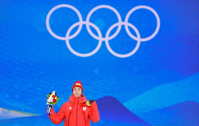 (220208) -- ZHANGJIAKOU, Feb. 8, 2022 -- Gold medallist Japan s Kobayashi Ryoyu poses for a photo during the awarding ceremony of the Ski jumping, Skispringen, Ski, nordisch Men s Normal Hill Individual at the Zhangjiakou Medals Plaza of the Winter Olympics in Zhangjiakou, north China s Hebei Province, Feb. 8, 2022. ) (BEIJING2022)CHINA-ZHANGJIAKOU-OLYMPIC Winter games, Winterspiele,Spiele, Summer games AWARDING CEREMONY (CN) DaixTianfang