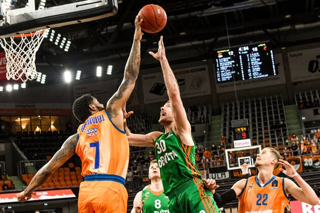 Sport Bilder des Tages GER, EuroCup, ratiopharm ulm vs Cedevita Olimpija Ljubljana 09.02.2022, ratiopharm arena, Neu-Ulm, GER, EuroCup, ratiopharm ulm vs Cedevita Olimpija Ljubljana, im Bild Sindarius Thornwell (Ulm, 7) blockt Zoran Dragic (Ljubljana, 30), Thomas Klepeisz (Ulm, 22)