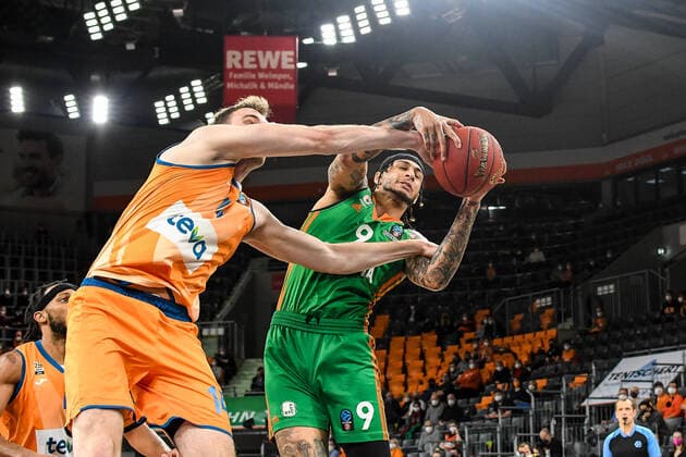 GER, EuroCup, ratiopharm ulm vs Cedevita Olimpija Ljubljana 09.02.2022, ratiopharm arena, Neu-Ulm, GER, EuroCup, ratiopharm ulm vs Cedevita Olimpija Ljubljana, im Bild Philipp Herkenhoff (Ulm, 14), Zach Auguste (Ljubljana, 9)