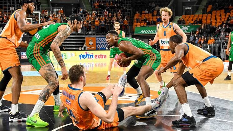 GER, EuroCup, ratiopharm ulm vs Cedevita Olimpija Ljubljana 09.02.2022, ratiopharm arena, Neu-Ulm, GER, EuroCup, ratiopharm ulm vs Cedevita Olimpija Ljubljana, im Bild Kampf um den Ball, Jaron Blossomgame (Ulm, 4), Zach Auguste (Ljubljana, 9), Melvin Ejim (Ljubljana, 3), Semaj Christon (Ulm, 0), Philipp Herkenhoff (Ulm, 14) am Boden