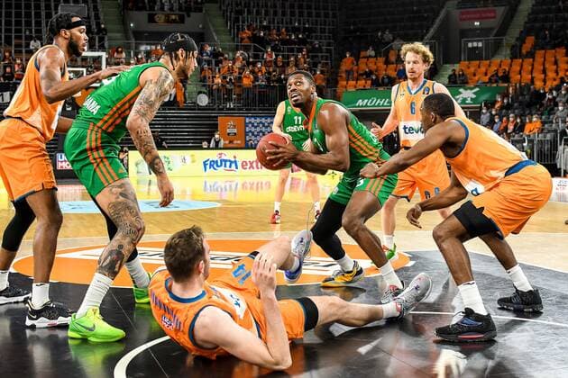 Sport Bilder des Tages GER, EuroCup, ratiopharm ulm vs Cedevita Olimpija Ljubljana 09.02.2022, ratiopharm arena, Neu-Ulm, GER, EuroCup, ratiopharm ulm vs Cedevita Olimpija Ljubljana, im Bild Kampf um den Ball, Jaron Blossomgame (Ulm, 4), Zach Auguste (Ljubljana, 9), Melvin Ejim (Ljubljana, 3), Semaj Christon (Ulm, 0), Philipp Herkenhoff (Ulm, 14) am Boden