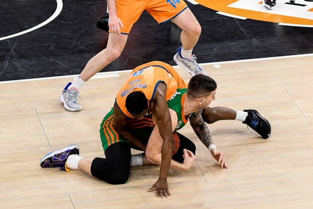 GER, EuroCup, ratiopharm ulm vs Cedevita Olimpija Ljubljana 09.02.2022, ratiopharm arena, Neu-Ulm, GER, EuroCup, ratiopharm ulm vs Cedevita Olimpija Ljubljana, im Bild Kampf um den Ball, Alen Omic (Ljubljana, 24), Semaj Christon (Ulm, 0)