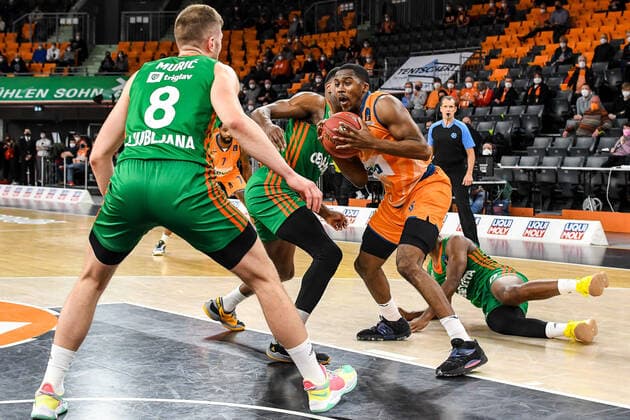 GER, EuroCup, ratiopharm ulm vs Cedevita Olimpija Ljubljana 09.02.2022, ratiopharm arena, Neu-Ulm, GER, EuroCup, ratiopharm ulm vs Cedevita Olimpija Ljubljana, im Bild Edo Muric (Ljubljana, 8), Semaj Christon (Ulm, 0)