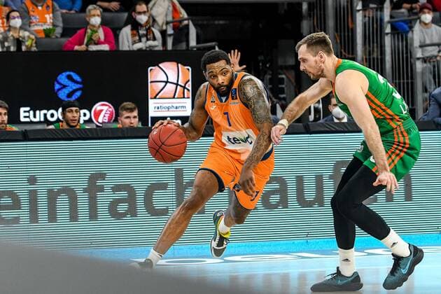 GER, EuroCup, ratiopharm ulm vs Cedevita Olimpija Ljubljana 09.02.2022, ratiopharm arena, Neu-Ulm, GER, EuroCup, ratiopharm ulm vs Cedevita Olimpija Ljubljana, im Bild Sindarius Thornwell (Ulm, 7) setzt sich gegen Zoran Dragic (Ljubljana, 30) durch