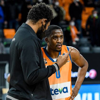 GER, EuroCup, ratiopharm ulm vs Cedevita Olimpija Ljubljana 09.02.2022, ratiopharm arena, Neu-Ulm, GER, EuroCup, ratiopharm ulm vs Cedevita Olimpija Ljubljana, im Bild Cristiano Felicio (Ulm, 1) und Semaj Christon (Ulm, 0) nach Spielende