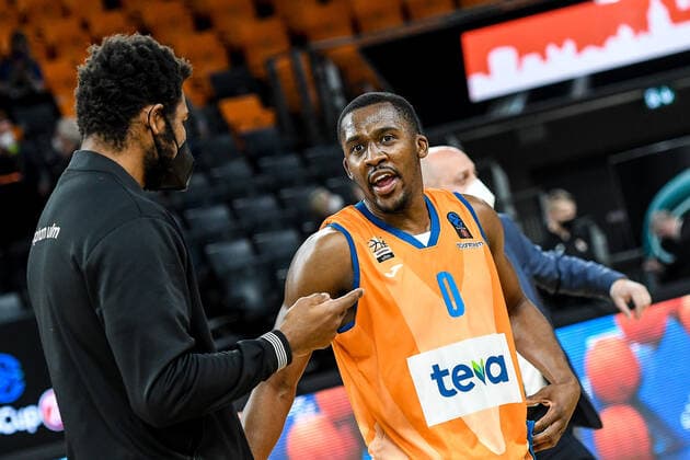 GER, EuroCup, ratiopharm ulm vs Cedevita Olimpija Ljubljana 09.02.2022, ratiopharm arena, Neu-Ulm, GER, EuroCup, ratiopharm ulm vs Cedevita Olimpija Ljubljana, im Bild Cristiano Felicio (Ulm, 1) und Semaj Christon (Ulm, 0) nach Spielende