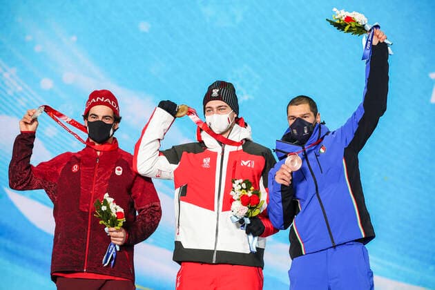 OLYMPICS - Winter Olympic Games, Olympische Spiele, Olympia, OS Beijing 2022 ZHANGJIAKOU,CHINA,10.FEB.22 - OLYMPICS, SNOWBOARDING - Winter Olympic Games Beijing 2022, Snowboard Cross, men, award ceremony. Image shows Eliot Grondin (CAN), Alessandro Haemmerle (AUT) and Omar Visintin (ITA). Keywords: medal. GEPAxpictures xPatrickxSteiner