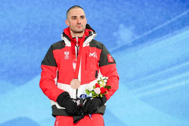 OLYMPICS - Winter Olympic Games, Olympische Spiele, Olympia, OS Beijing 2022 ZHANGJIAKOU,CHINA,10.FEB.22 - OLYMPICS, NORDIC SKIING, NORDIC COMBINED, CROSS COUNTRY - Winter Olympic Games Beijing 2022, 10km Gundersen, men, award ceremony. Image shows Lukas Greiderer (AUT). Keywords: medal. GEPAxpictures xPatrickxSteiner