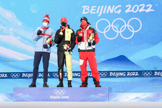 OLYMPICS - Winter Olympic Games, Olympische Spiele, Olympia, OS Beijing 2022 ZHANGJIAKOU,CHINA,10.FEB.22 - OLYMPICS, NORDIC SKIING, NORDIC COMBINED, CROSS COUNTRY - Winter Olympic Games Beijing 2022, 10km Gundersen, men, award ceremony. Image shows Joergen Graabak (NOR), Vinzenz Geiger (GER) and Lukas Greiderer (AUT). Keywords: medal. GEPAxpictures xPatrickxSteiner