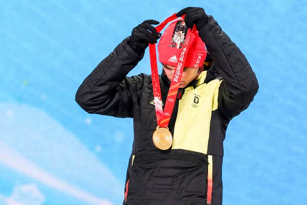 OLYMPICS - Winter Olympic Games, Olympische Spiele, Olympia, OS Beijing 2022 ZHANGJIAKOU,CHINA,10.FEB.22 - OLYMPICS, NORDIC SKIING, NORDIC COMBINED, CROSS COUNTRY - Winter Olympic Games Beijing 2022, 10km Gundersen, men, award ceremony. Image shows Vinzenz Geiger (GER). Keywords: medal. GEPAxpictures xPatrickxSteiner