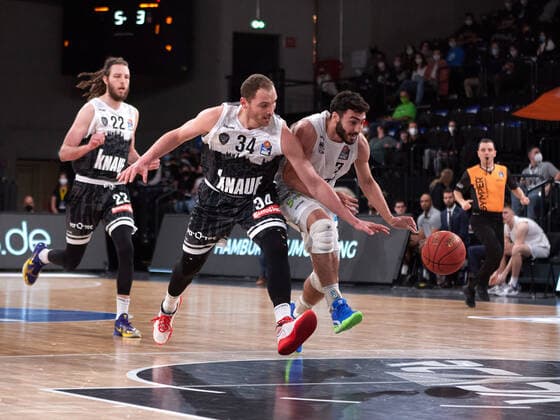 Zweikampf zwischen Max Dileo (Hamburg Towers 03) und Felix Hoffmann (s.Oliver Wuerzburg 34) Hamburg Towers vs. s.Oliver Wuerzburg, 1. Bundesliga, Basketball, easycredit BBL, edel-optics.de Arena, Spielzeit 2021 2022, 21.Spieltag, 11.02.2022 Foto:EIBNER Stephanie Zerbe Hamburg Towers vs. s.Oliver Wuerzburg, 1. Bundesliga, Basketball, easycredit BBL, Spielzeit 2021 2022, 21.Spieltag, 11.02.2022 Hamburg Copyright: xStephaniexZerbe xEibner-Pressefox EP_SZE