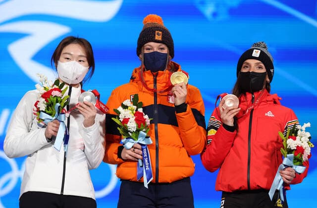 (220212) -- BEIJING, Feb. 12, 2022 -- Gold medalist Suzanne Schulting (C) of the Netherlands, Silver medalist Choi Minjeong (L) of South Korea and Bronze medalist Hanne Desmet of Belgium pose during the awarding ceremony of short track Speed skating, Eisschnelllauf women s 1,000m at the Beijing Medals Plaza of the Winter Olympics in Beijing, capital of China, Feb. 12, 2022. ) (BEIJING2022)CHINA-BEIJING-OLYMPIC Winter games, Winterspiele,Spiele, Summer games AWARDING CEREMONY (CN) ChengxTingting