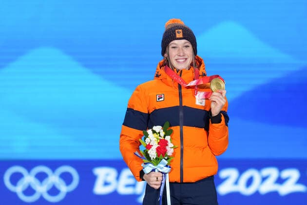 (220212) -- BEIJING, Feb. 12, 2022 -- Gold medalist Suzanne Schulting of the Netherlands poses during the awarding ceremony of short track Speed skating, Eisschnelllauf women s 1,000m at the Beijing Medals Plaza of the Winter Olympics in Beijing, capital of China, Feb. 12, 2022. ) (BEIJING2022)CHINA-BEIJING-OLYMPIC Winter games, Winterspiele,Spiele, Summer games AWARDING CEREMONY (CN) JuxHuanzong