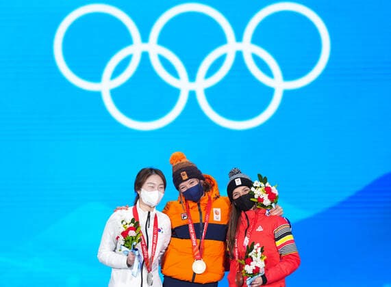 (220212) -- BEIJING, Feb. 12, 2022 -- Gold medalist Suzanne Schulting (C) of the Netherlands, Silver medalist Choi Minjeong (L) of South Korea and Bronze medalist Hanne Desmet of Belgium pose during the awarding ceremony of short track Speed skating, Eisschnelllauf women s 1,000m at the Beijing Medals Plaza of the Winter Olympics in Beijing, capital of China, Feb. 12, 2022. ) (BEIJING2022)CHINA-BEIJING-OLYMPIC Winter games, Winterspiele,Spiele, Summer games AWARDING CEREMONY (CN) JuxHuanzong