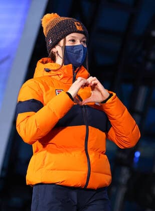 (220212) -- BEIJING, Feb. 12, 2022 -- Gold medalist Suzanne Schulting of the Netherlands poses during the awarding ceremony of short track Speed skating, Eisschnelllauf women s 1,000m at the Beijing Medals Plaza of the Winter Olympics in Beijing, capital of China, Feb. 12, 2022. ) (BEIJING2022)CHINA-BEIJING-OLYMPIC Winter games, Winterspiele,Spiele, Summer games AWARDING CEREMONY (CN) ChengxTingting