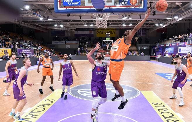Cristiano Felicio (Ratiopharm Ulm) (vorne, R), Harper Kamp (BG Goettingen) (M), Harald Frey (BG Goettingen) (L) unter dem Korb , Basketball, Bundesliga, BBL, BG Goettingen - Ratiopharm Ulm , 12.02.2022, BG Goettingen - Ratiopharm Ulm, Basketball, Bundesliga, GER, BBL, 12.02.2022 Goettingen Copyright: xEibner-Pressefotox-xRolandxSippelx