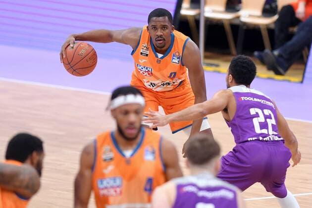 Semaj Christon (Ratiopharm Ulm) (am Ball), Stephen Brown Jr. (BG Goettingen) (R) , Basketball, Bundesliga, BBL, BG Goettingen - Ratiopharm Ulm , 12.02.2022, BG Goettingen - Ratiopharm Ulm, Basketball, Bundesliga, GER, BBL, 12.02.2022 Goettingen Copyright: xEibner-Pressefotox-xRolandxSippelx