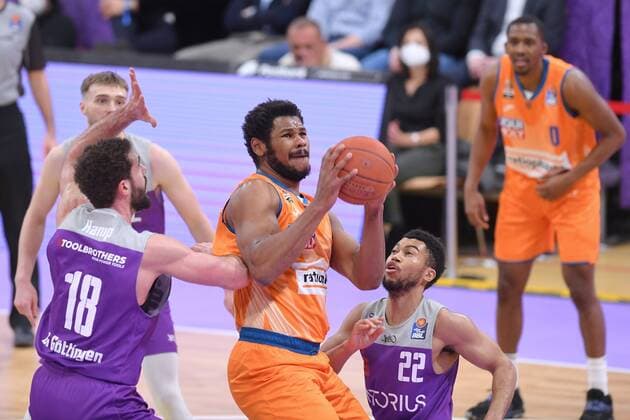 Cristiano Felicio (Ratiopharm Ulm) (am Ball), Harper Kamp (BG Goettingen) (L), Stephen Brown Jr. (BG Goettingen) (vorne, R) , Basketball, Bundesliga, BBL, BG Goettingen - Ratiopharm Ulm , 12.02.2022, BG Goettingen - Ratiopharm Ulm, Basketball, Bundesliga, GER, BBL, 12.02.2022 Goettingen Copyright: xEibner-Pressefotox-xRolandxSippelx