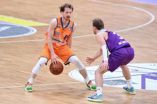 Per Guenther (Ratiopharm Ulm) (am Ball), Harald Frey (BG Goettingen) (R) , Basketball, Bundesliga, BBL, BG Goettingen - Ratiopharm Ulm , 12.02.2022, BG Goettingen - Ratiopharm Ulm, Basketball, Bundesliga, GER, BBL, 12.02.2022 Goettingen Copyright: xEibner-Pressefotox-xRolandxSippelx
