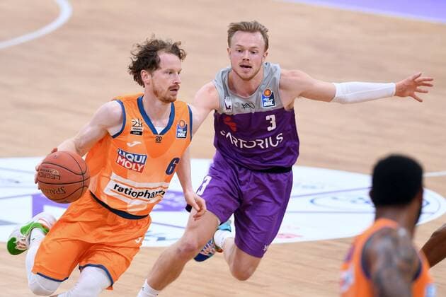Per Guenther (Ratiopharm Ulm) (am Ball), Harald Frey (BG Goettingen) (R) , Basketball, Bundesliga, BBL, BG Goettingen - Ratiopharm Ulm , 12.02.2022, BG Goettingen - Ratiopharm Ulm, Basketball, Bundesliga, GER, BBL, 12.02.2022 Goettingen Copyright: xEibner-Pressefotox-xRolandxSippelx