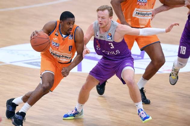 Semaj Christon (Ratiopharm Ulm) (am Ball), Harald Frey (BG Goettingen) (R) , Basketball, Bundesliga, BBL, BG Goettingen - Ratiopharm Ulm , 12.02.2022, BG Goettingen - Ratiopharm Ulm, Basketball, Bundesliga, GER, BBL, 12.02.2022 Goettingen Copyright: xEibner-Pressefotox-xRolandxSippelx