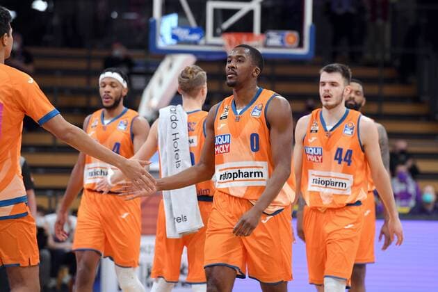 enttaeuscht, frustriert, Emotion; Semaj Christon (Ratiopharm Ulm), Fedor Zugic (R) , Basketball, Bundesliga, BBL, BG Goettingen - Ratiopharm Ulm , 12.02.2022, BG Goettingen - Ratiopharm Ulm, Basketball, Bundesliga, GER, BBL, 12.02.2022 Goettingen Copyright: xEibner-Pressefotox-xRolandxSippelx