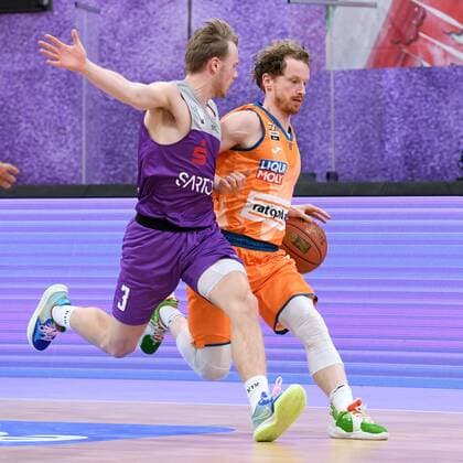Laufduell Harald Frey (BG Goettingen) und Per Guenther (Ratiopharm Ulm) (R) , Basketball, Bundesliga, BBL, BG Goettingen - Ratiopharm Ulm , 12.02.2022, BG Goettingen - Ratiopharm Ulm, Basketball, Bundesliga, GER, BBL, 12.02.2022 Goettingen Copyright: xEibner-Pressefotox-xRolandxSippelx