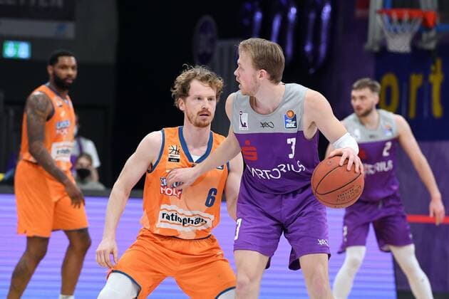 Harald Frey (BG Goettingen) (am Ball) und Per Guenther (Ratiopharm Ulm) , Basketball, Bundesliga, BBL, BG Goettingen - Ratiopharm Ulm , 12.02.2022, BG Goettingen - Ratiopharm Ulm, Basketball, Bundesliga, GER, BBL, 12.02.2022 Goettingen Copyright: xEibner-Pressefotox-xRolandxSippelx
