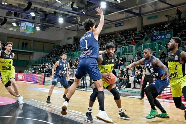 medi bayreuth - MLP Heidelberg , Basketball, Bundesliga, BBL, Spieltag 21, Spielzeit 2021 2022, 13.02.2022 1 Chapman, Brekkott (MLP Heidelberg) 15 Allen Terry (medi Bayreuth) medi bayreuth - MLP Heidelberg , Basketball, Bundesliga, BBL, Spieltag 21, Spielzeit 2021 2022, 13.02.2022 Bayreuth Copyright: xEibner-Pressefoto ThorstenxOchsx EP_TOS