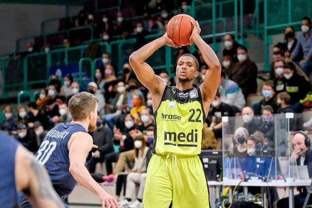medi bayreuth - MLP Heidelberg , Basketball, Bundesliga, BBL, Spieltag 21, Spielzeit 2021 2022, 13.02.2022 30 Friederici, Leon (MLP Heidelberg) 22 Wells Cameron (medi Bayreuth) medi bayreuth - MLP Heidelberg , Basketball, Bundesliga, BBL, Spieltag 21, Spielzeit 2021 2022, 13.02.2022 Bayreuth Copyright: xEibner-Pressefoto ThorstenxOchsx EP_TOS