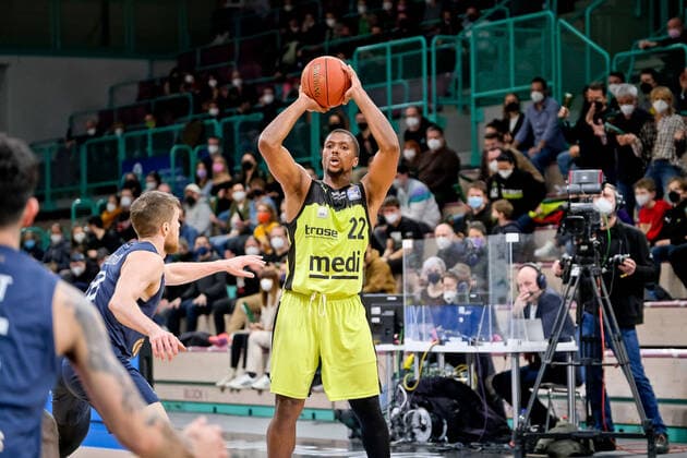 medi bayreuth - MLP Heidelberg , Basketball, Bundesliga, BBL, Spieltag 21, Spielzeit 2021 2022, 13.02.2022 30 Friederici, Leon (MLP Heidelberg) 22 Wells Cameron (medi Bayreuth) medi bayreuth - MLP Heidelberg , Basketball, Bundesliga, BBL, Spieltag 21, Spielzeit 2021 2022, 13.02.2022 Bayreuth Copyright: xEibner-Pressefoto ThorstenxOchsx EP_TOS