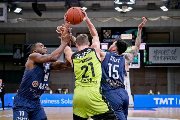 medi bayreuth - MLP Heidelberg , Basketball, Bundesliga, BBL, Spieltag 21, Spielzeit 2021 2022, 13.02.2022 15 Geist, Jordan (MLP Heidelberg) 10 Martin, Kelvin (MLP Heidelberg) 21 Joesaar Janari (medi Bayreuth) medi bayreuth - MLP Heidelberg , Basketball, Bundesliga, BBL, Spieltag 21, Spielzeit 2021 2022, 13.02.2022 Bayreuth Copyright: xEibner-Pressefoto ThorstenxOchsx EP_TOS