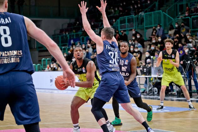 medi bayreuth - MLP Heidelberg , Basketball, Bundesliga, BBL, Spieltag 21, Spielzeit 2021 2022, 13.02.2022 30 Friederici, Leon (MLP Heidelberg) 22 Wells Cameron (medi Bayreuth) medi bayreuth - MLP Heidelberg , Basketball, Bundesliga, BBL, Spieltag 21, Spielzeit 2021 2022, 13.02.2022 Bayreuth Copyright: xEibner-Pressefoto ThorstenxOchsx EP_TOS