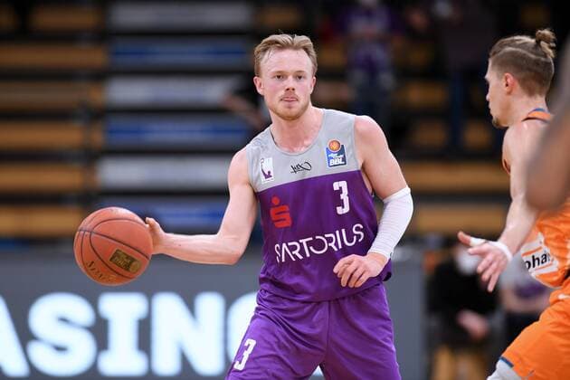 Harald Frey (BG Goettingen) (am Ball) und Thomas Klepeisz (Ratiopharm Ulm) , Basketball, Bundesliga, BBL, BG Goettingen - Ratiopharm Ulm , 12.02.2022, BG Goettingen - Ratiopharm Ulm, Basketball, Bundesliga, GER, BBL, 12.02.2022 Goettingen Copyright: xEibner-Pressefotox-xRolandxSippelx