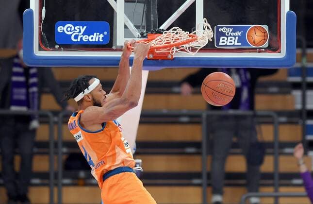 Dunking von Jaron Blossomgame (Ratiopharm Ulm) , Basketball, Bundesliga, BBL, BG Goettingen - Ratiopharm Ulm , 12.02.2022, BG Goettingen - Ratiopharm Ulm, Basketball, Bundesliga, GER, BBL, 12.02.2022 Goettingen Copyright: xEibner-Pressefotox-xRolandxSippelx