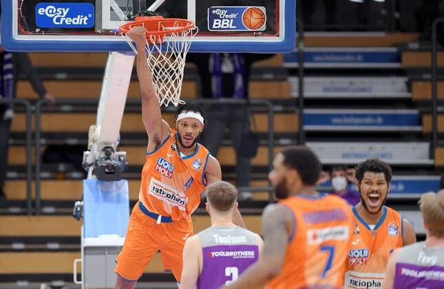 Dunking von Jaron Blossomgame (Ratiopharm Ulm), Cristiano Felicio (Ratiopharm Ulm) (R) , Basketball, Bundesliga, BBL, BG Goettingen - Ratiopharm Ulm , 12.02.2022, BG Goettingen - Ratiopharm Ulm, Basketball, Bundesliga, GER, BBL, 12.02.2022 Goettingen Copyright: xEibner-Pressefotox-xRolandxSippelx