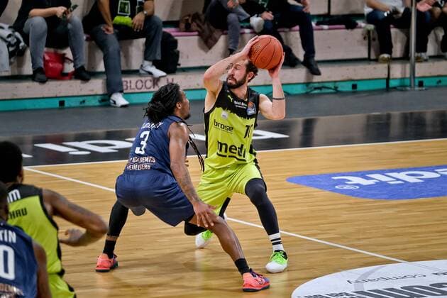 medi bayreuth - MLP Heidelberg , Basketball, Bundesliga, BBL, Spieltag 21, Spielzeit 2021 2022, 13.02.2022 10 Doreth Bastian (medi Bayreuth) 3 Lowery, Robert (MLP Heidelberg) medi bayreuth - MLP Heidelberg , Basketball, Bundesliga, BBL, Spieltag 21, Spielzeit 2021 2022, 13.02.2022 Bayreuth Copyright: xEibner-Pressefoto ThorstenxOchsx EP_TOS
