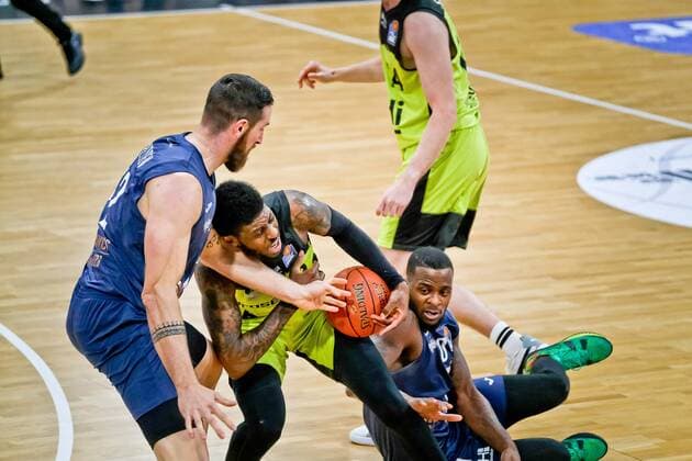 medi bayreuth - MLP Heidelberg , Basketball, Bundesliga, BBL, Spieltag 21, Spielzeit 2021 2022, 13.02.2022 22 Heyden, Phillipp (MLP Heidelberg) 0 Watkins, Anthony (MLP Heidelberg) 2 Anim Sacar (medi Bayreuth) medi bayreuth - MLP Heidelberg , Basketball, Bundesliga, BBL, Spieltag 21, Spielzeit 2021 2022, 13.02.2022 Bayreuth Copyright: xEibner-Pressefoto ThorstenxOchsx EP_TOS