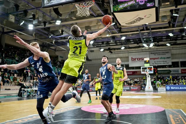 medi bayreuth - MLP Heidelberg , Basketball, Bundesliga, BBL, Spieltag 21, Spielzeit 2021 2022, 13.02.2022 8 Ugrai, Maximilian (MLP Heidelberg) 21 Joesaar Janari (medi Bayreuth) medi bayreuth - MLP Heidelberg , Basketball, Bundesliga, BBL, Spieltag 21, Spielzeit 2021 2022, 13.02.2022 Bayreuth Copyright: xEibner-Pressefoto ThorstenxOchsx EP_TOS